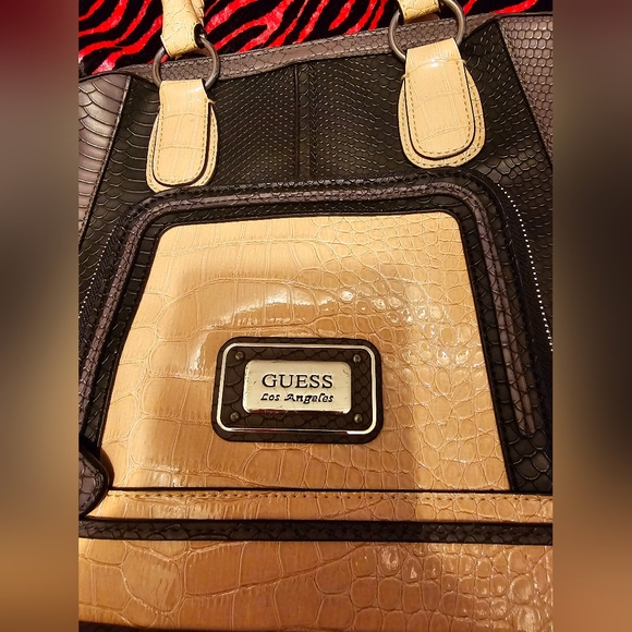 Vintage Guess Faux Crocodile Snakeskin Leather Bowling Purse Bag Pink Gray Y2k - Picture 2 of 7